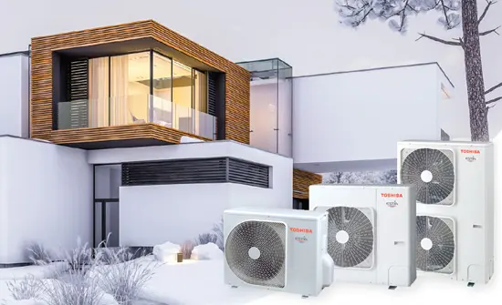 Haus im Winter mit mehreren Wärmepumpen von Toshiba